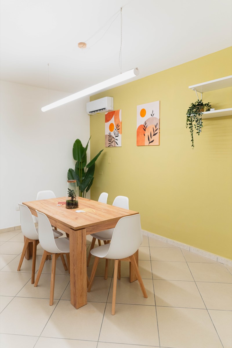 Il tavolo da sei posti nella sala dalla parete verde